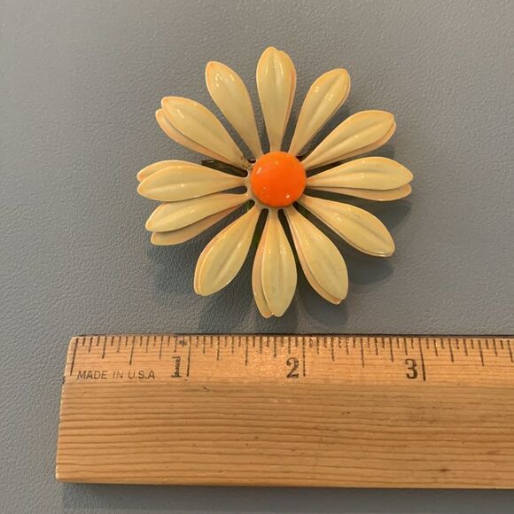 Vintage Daisy Pin  - Picture 2 of 3